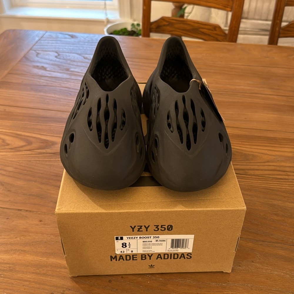 Yeezy foam runners all black “Carbon”